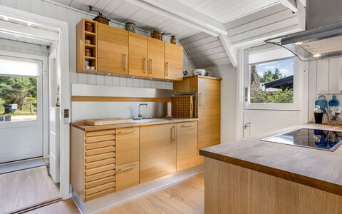 Albertina - 900M from the Sea: Keuken, Flooring, Countertop, Hout, Interieur Ontwerp, Cabinetry, Verdieping, Major Appliance, Toestel Van De Keuken, Plafond
