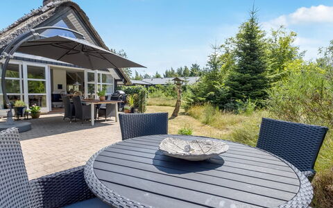 Albertina - 900M from the Sea: Dak, Wolk, Huis, Land Lot, Verblijf, Buitenmeubels, Tuin, Stoel, Buitentafel