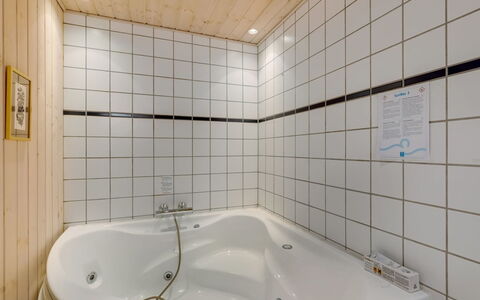 Yorick - 350M to the Fjord: Badkamer, Bad, Loodgieterswerkinrichting, Flooring, Interieur Ontwerp, Verdieping, Plafond, Loodgieter, Kraan, Kamer