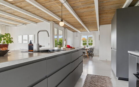 Bjarni - 180M from the Sea: Keuken, Countertop, Cabinetry, Plafond, Toestel Van De Keuken, Hardwood, Houten Vloer, Major Appliance, Plank, Kamerplant