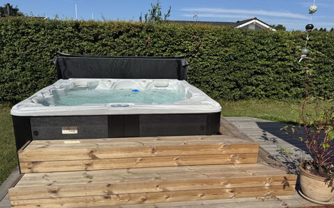 Bjarni - 180M from the Sea: Jacuzzi, Bad, Hardwood, Zwembad, Backyard, Dek, Buitenmeubels, Loodgieterswerkinrichting, Patio