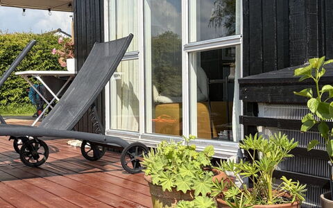 Bjarni - 180M from the Sea: Meubilair, Bloempot, Buitenmeubels, Hardwood, Kamerplant, Tuin, Stoel, Dek, Werf, Houten Vloer