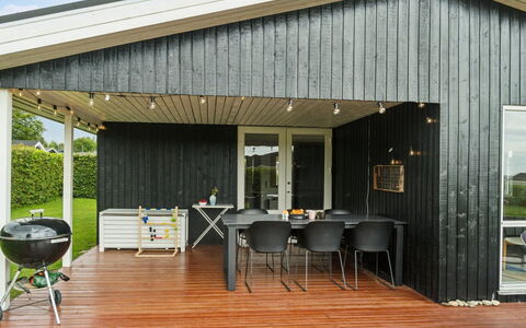 Bjarni - 180M from the Sea: Dak, Huis, Huis, Verblijf, Siding, Landgoed, Oprit, Garden Gebouwen, Werf, Schuur