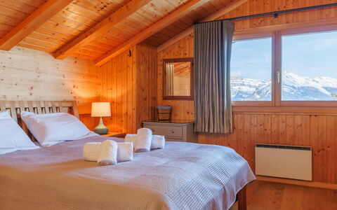 La Balance: Hout, Slaapkamer, Bed, Huis, Laken, Meubilair, Bedding, Interieur Ontwerp, Linens, Plafond