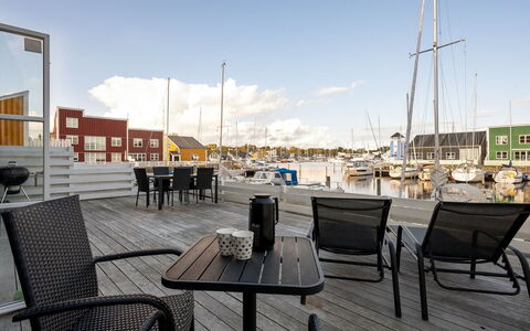 Fina - 10M from the Sea: Dak, Huis, Deur, Verblijf, Schaduw, Siding, Werf, Landgoed, Backyard