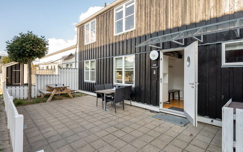 Fina - 10M from the Sea: Dak, Huis, Deur, Verblijf, Schaduw, Siding, Werf, Landgoed, Backyard