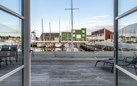 Fina - 10M from the Sea: Dak, Huis, Deur, Verblijf, Schaduw, Siding, Werf, Landgoed, Backyard
