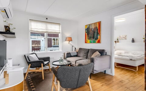 Fina - 10M from the Sea: Dak, Huis, Deur, Verblijf, Schaduw, Siding, Werf, Landgoed, Backyard