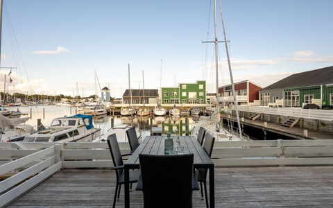 Fina - 10M from the Sea: Dak, Huis, Deur, Verblijf, Schaduw, Siding, Werf, Landgoed, Backyard