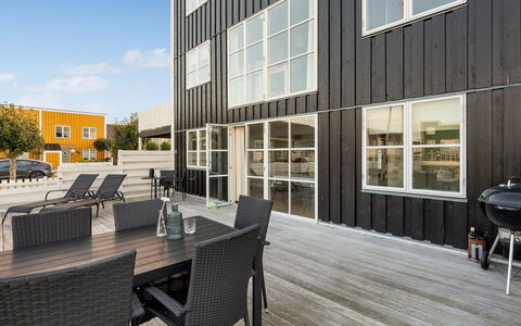 Fina - 10M from the Sea: Dak, Huis, Deur, Verblijf, Schaduw, Siding, Werf, Landgoed, Backyard