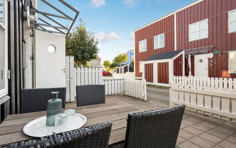 Fina - 10M from the Sea: Dak, Huis, Deur, Verblijf, Schaduw, Siding, Werf, Landgoed, Backyard