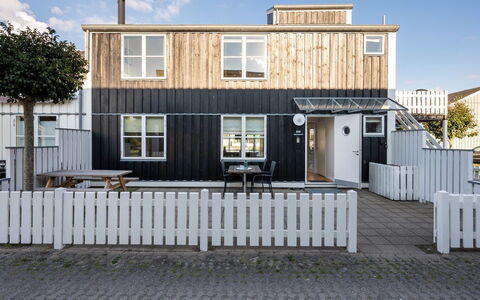 Fina - 10M from the Sea: Dak, Huis, Deur, Verblijf, Schaduw, Siding, Werf, Landgoed, Backyard