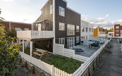 Fina - 10M from the Sea: Dak, Huis, Deur, Verblijf, Schaduw, Siding, Werf, Landgoed, Backyard