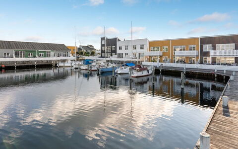 Fina - 10M from the Sea: Dak, Huis, Deur, Verblijf, Schaduw, Siding, Werf, Landgoed, Backyard