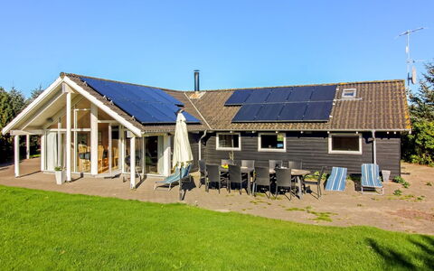 Tonje - 600M from the Sea: Meubilair, Hout, Interieur Ontwerp, Flooring, Verdieping, Stoel, Kamer, Plafond, Woonkamer, Appartement