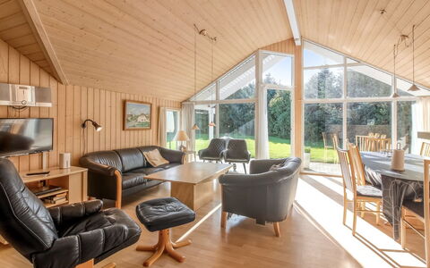 Tonje - 600M from the Sea: Meubilair, Hout, Interieur Ontwerp, Flooring, Verdieping, Stoel, Kamer, Plafond, Woonkamer, Appartement