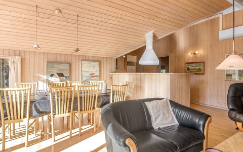 Tonje - 600M from the Sea: Meubilair, Hout, Interieur Ontwerp, Flooring, Verdieping, Stoel, Kamer, Plafond, Woonkamer, Appartement