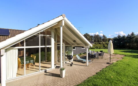 Tonje - 600M from the Sea: Meubilair, Hout, Interieur Ontwerp, Flooring, Verdieping, Stoel, Kamer, Plafond, Woonkamer, Appartement