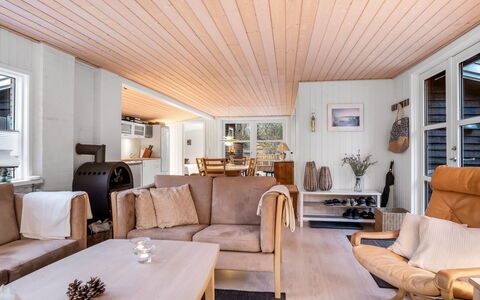 Peadda - 300M from the Sea: Interieur Ontwerp, Meubilair, Flooring, Hout, Plafond, Verdieping, Houten Vloer, Woonkamer, Bankstel, Kamer