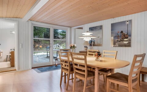 Peadda - 300M from the Sea: Flooring, Interieur Ontwerp, Hout, Verdieping, Houten Vloer, Plafond, Meubilair, Eetkamer, Hardwood, Keuken En Eettafel
