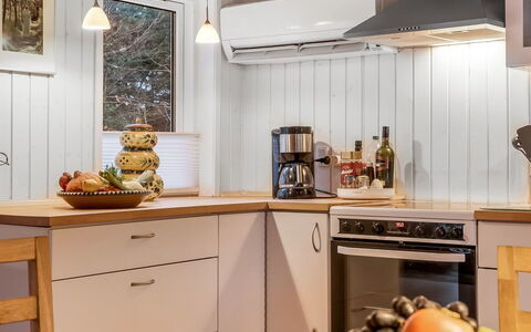 Peadda - 300M from the Sea: Toestel Van De Keuken, Keuken, Interieur Ontwerp, Countertop, Flooring, Hout, Plafond, Major Appliance, Lichte Inrichting, Huishoudapparatuur