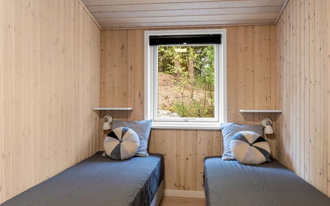 Peadda - 300M from the Sea: Hout, Flooring, Verdieping, Interieur Ontwerp, Plafond, Kamer, Slaapkamer, Beits, Hardwood, Bed