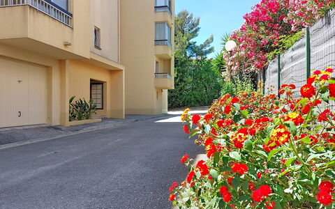 L'Iris: Woongebied, Appartement, Buurt, Condominium, Balkon, Voorstad, Oprit