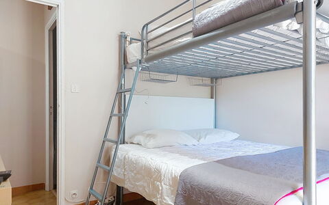 L'Iris: Bed, Slaapkamer, Stapelbed, Meubilair, Bedding, Verdieping, Laken, Interieur Ontwerp, Flooring, Bed Frame