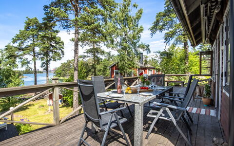 Skärgårdsdröm På Ön: Hout, Dek, Meubilair, Buitenmeubels, Veranda, Stoel, Schaduw, Hardwood, Buitentafel, Toevlucht