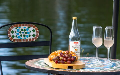 Skärgårdsdröm På Ön: Fles, Drinkware, Serveware, Buitenmeubels, Voedsel, Glazen Fles, Wijn, Buitentafel