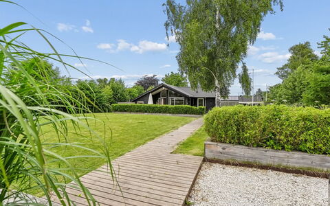 Galatia - 1.4Km from the Sea: Struik, Tuin, Huis, Groundcover, Verblijf, Landgoed, Gazon, Landscaping, Schaduw, Gang