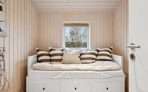 Galatia - 1.4Km from the Sea: Meubilair, Interieur Ontwerp, Verdieping, Flooring, Slaapkamer, Hout, Bed, Kamer, Verlichting, Linens