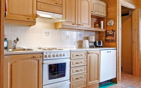 Luongasloma 3: Keuken, Toestel Van De Keuken, Cabinetry, Major Appliance, Countertop, Hout, Flooring, Interieur Ontwerp, Kast, Verdieping