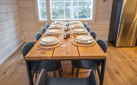 Tuppuvaara: Meubilair, Flooring, Hout, Tafel, Keuken En Eettafel, Eetkamer, Interieur Ontwerp, Verdieping, Houten Vloer, Stoel
