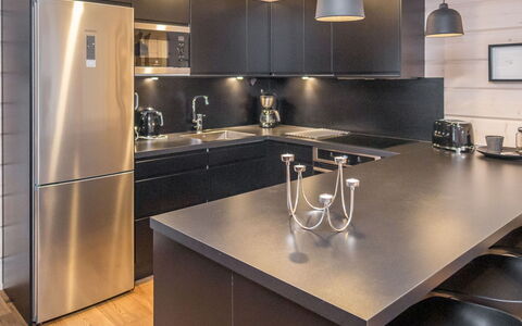 Tuppuvaara: Keuken, Countertop, Toestel Van De Keuken, Meubilair, Cabinetry, Interieur Ontwerp, Hout, Flooring, Major Appliance, Lichte Inrichting