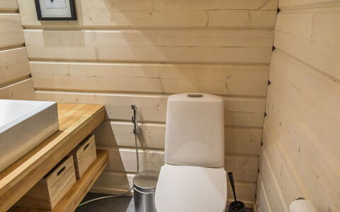 Tuppuvaara: Wc Bril, Flooring, Hout, Toilet, Verdieping, Loodgieterswerkinrichting, Badkamer, Loodgieter, Houten Vloer, Beits