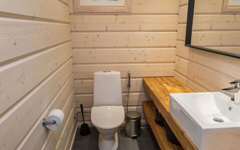 Tuppuvaara: Hout, Flooring, Verdieping, Wc Bril, Toilet, Loodgieterswerkinrichting, Beits, Hardwood, Badkamer, Wastafel