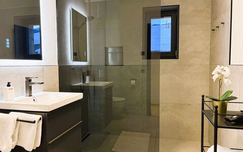 Glacier Loft Kitzsteinhorn 1: Badkamer, Flooring, Interieur Ontwerp, Muur, Loodgieterswerkinrichting, Verdieping, Spiegel, Badkamerkast, Toilet, Loodgieter