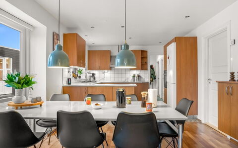 Elene - from the Sea: Meubilair, Interieur Ontwerp, Flooring, Stoel, Keuken, Hout, Keuken En Eettafel, Plafond, Lichte Inrichting, Verdieping
