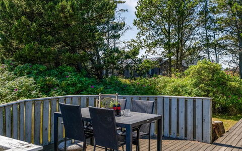 Erle - 990M from the Sea: Blauw, Struik, Verblijf, Groundcover, Tuin, Landgoed, Schaduw, Landscaping, Boerderij, Eco Hotel