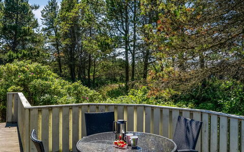 Erle - 990M from the Sea: Blauw, Struik, Verblijf, Groundcover, Tuin, Landgoed, Schaduw, Landscaping, Boerderij, Eco Hotel