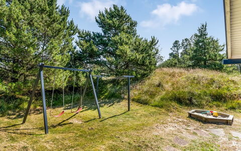 Erle - 990M from the Sea: Blauw, Struik, Verblijf, Groundcover, Tuin, Landgoed, Schaduw, Landscaping, Boerderij, Eco Hotel