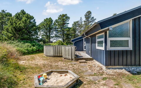 Erle - 990M from the Sea: Blauw, Struik, Verblijf, Groundcover, Tuin, Landgoed, Schaduw, Landscaping, Boerderij, Eco Hotel