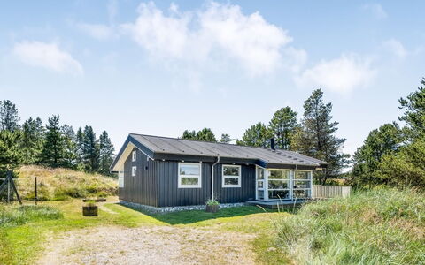 Erle - 990M from the Sea: Blauw, Struik, Verblijf, Groundcover, Tuin, Landgoed, Schaduw, Landscaping, Boerderij, Eco Hotel