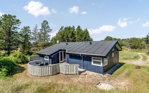 Erle - 990M from the Sea: Blauw, Struik, Verblijf, Groundcover, Tuin, Landgoed, Schaduw, Landscaping, Boerderij, Eco Hotel