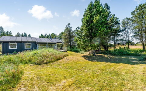 Erle - 990M from the Sea: Blauw, Struik, Verblijf, Groundcover, Tuin, Landgoed, Schaduw, Landscaping, Boerderij, Eco Hotel