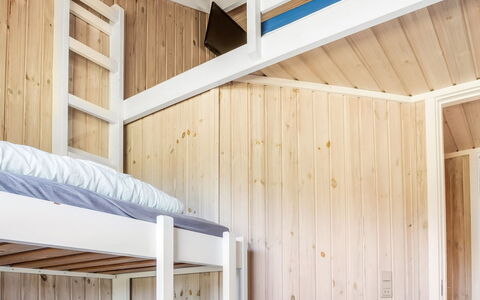 Erle - 990M from the Sea: Stapelbed, Hout, Slaapkamer, Verdieping, Interieur Ontwerp, Flooring, Plafond, Bed, Kamer, Bedding