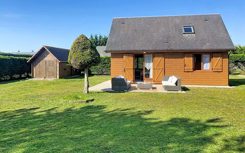 Le Chalet: Dak, Verblijf, Huis, Huis, Garden Gebouwen, Gazon, Tuin, Boerderij, Backyard, Werf