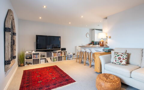 Marina View: Meubilair, Interieur Ontwerp, Flooring, Bankstel, Muur, Verdieping, Kamer, Plafond, Hout, Woonkamer