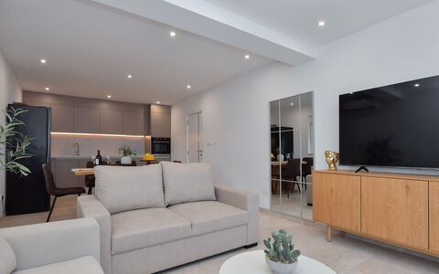 Ivy: Meubilair, Interieur Ontwerp, Flooring, Bankstel, Verdieping, Muur, Hout, Plafond, Kamer, Woonkamer